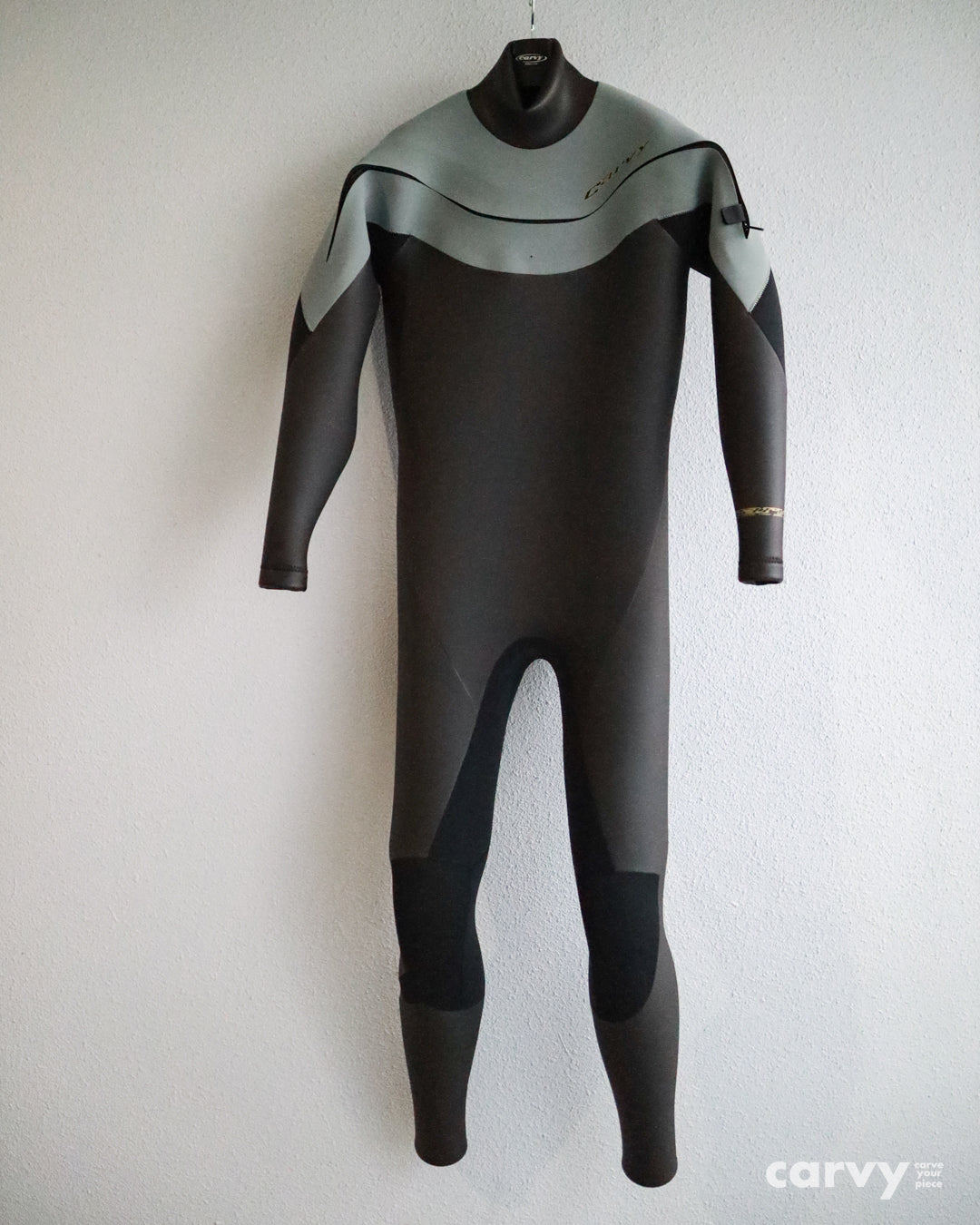 【C-002】The Carve “Flex” Chestzip 5/3mm Semi-Dry｜色で遊び、自分のラインを描け